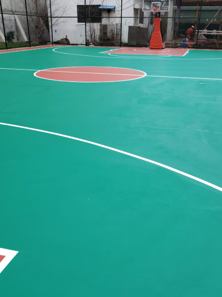 沙依巴克 球场长期使用易出现地面开裂